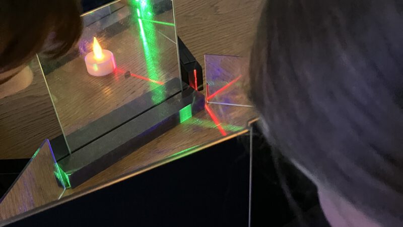 Kinder beobachten Spiegelung