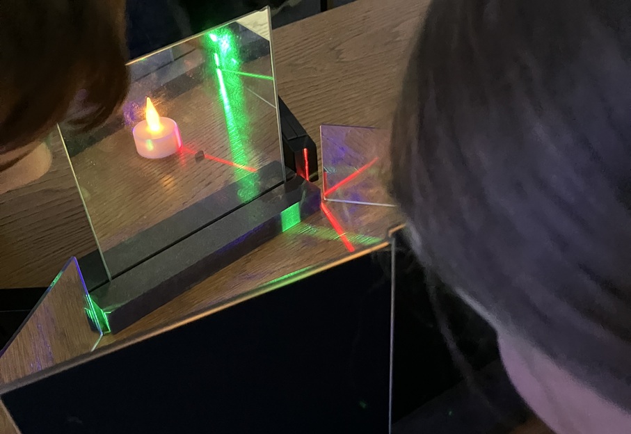 Kinder beobachten Spiegelung