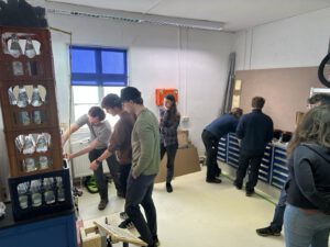 HSWT Studierende diskutieren die erste Version des Pumpspeicherkraftwerk-Exponates.