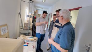 Jürgen Bolle im Austausch mit den HSWT-Studierenden zum Thema Windkraftwerk-Exponat.