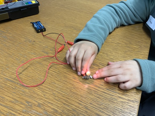 Kinderhände Stromkreis LED leuchtet